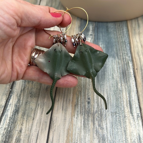 ⭐️Adorned Crown Artisan Assemblage aquarium collection stingray earrings - Picture 7 of 9